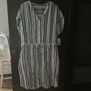 Women’s short sleeve dress with pockets